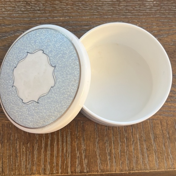 Wedgwood Venice Jewelry Box ring box Light Blue & White Bone China with BOX - Picture 3 of 4